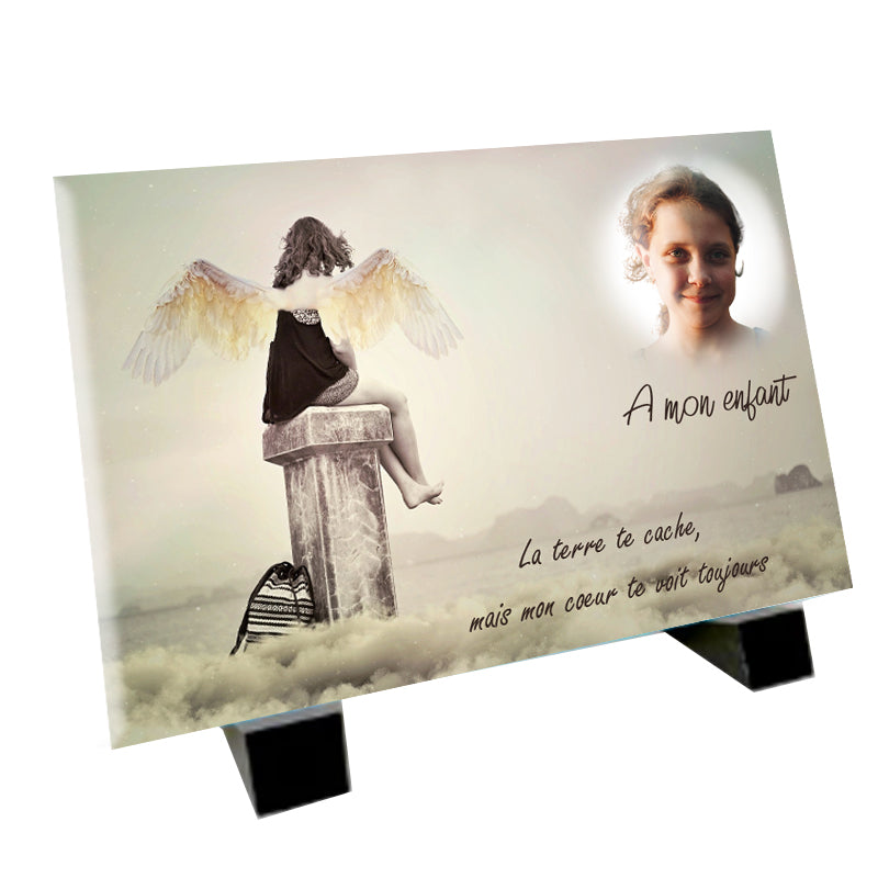 Plaque funéraire représentant un ange assis sur un pilier