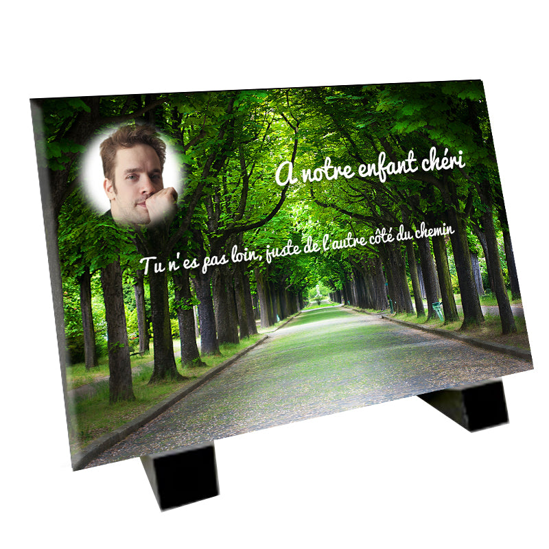 Plaque funéraire avec chemin arboré